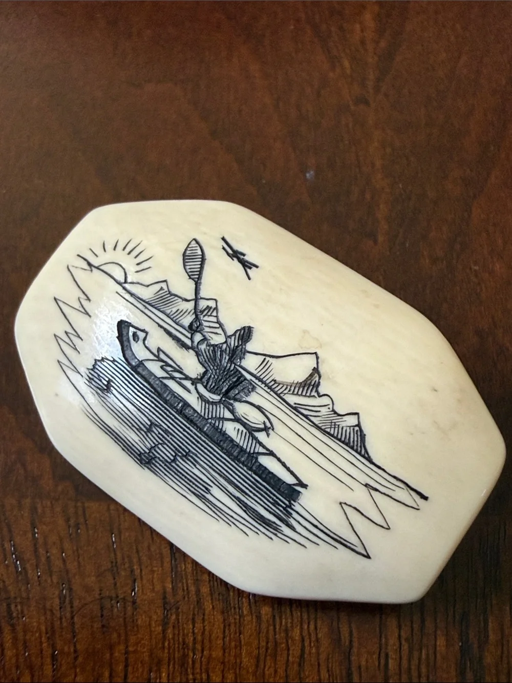 Vintage Alaskan Nuguruk scrimshaw brooch pin Arctic Kayak Scene Cream - Picture 2 of 4
